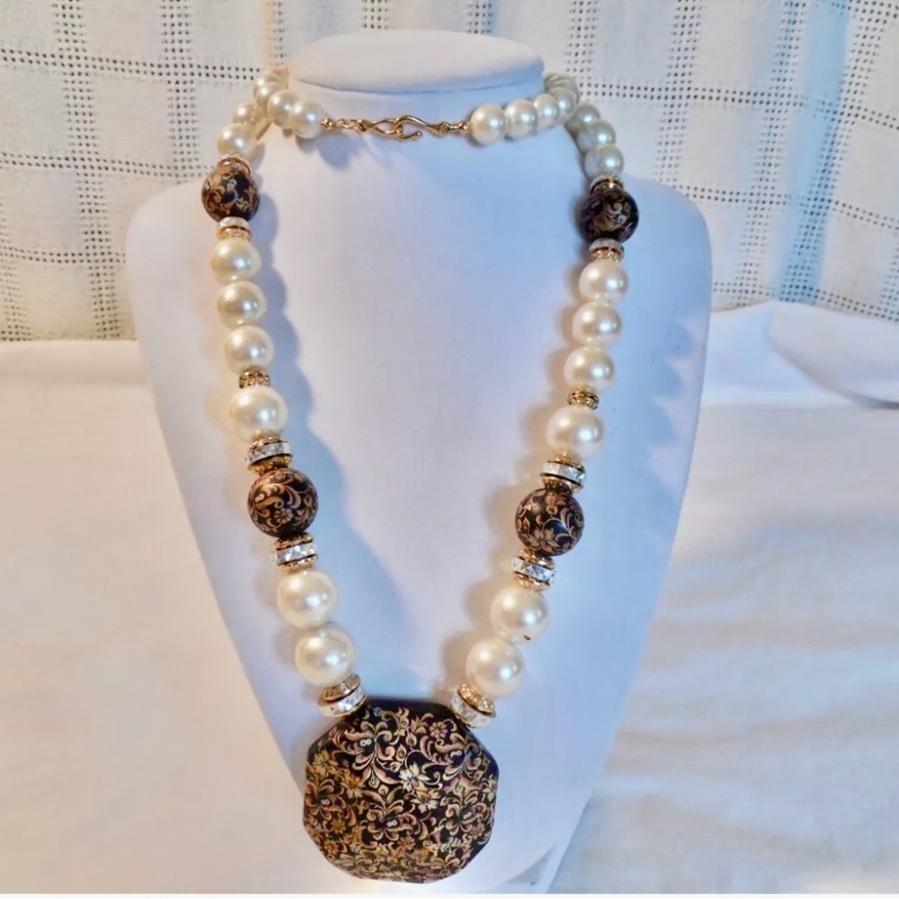 Lovely faux pearl w/black & gold tone pendant statement piece necklace 29"